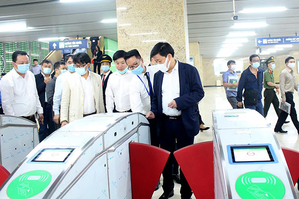Phó Chủ tịch Hà Nội mua vé, đi thử tàu Cát Linh - Hà Đông Phó Chủ tịch Hà Nội mua vé, đi thử tàu Cát Linh - Hà Đông