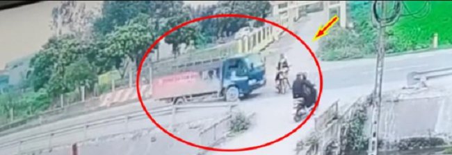 Video: Khoảnh khắc chị gái chở em trai sang đường bị ô tô tải đâm văng xuống mương khiến người xem bủn rủn Video: Khoảnh khắc chị gái chở em trai sang đường bị ô tô tải đâm văng xuống mương khiến người xem bủn rủn