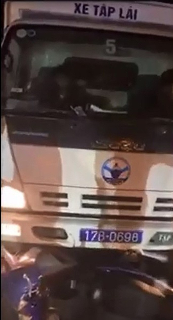 Giáo viên dạy lái xe ở Thái Bình bị 'tố' đánh người sau mâu thuẫn trên đường Giáo viên dạy lái xe ở Thái Bình bị 'tố' đánh người sau mâu thuẫn trên đường