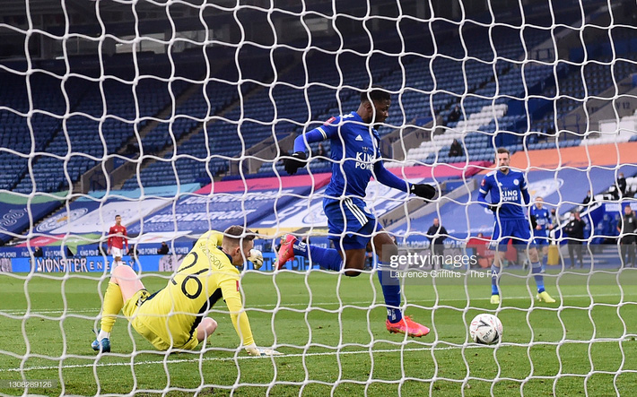Dàn cận vệ thép thi nhau 'báo hại', mộng vô địch của Man United tan nát trước Leicester - 1 Dàn cận vệ thép thi nhau 'báo hại', mộng vô địch của Man United tan nát trước Leicester - 1