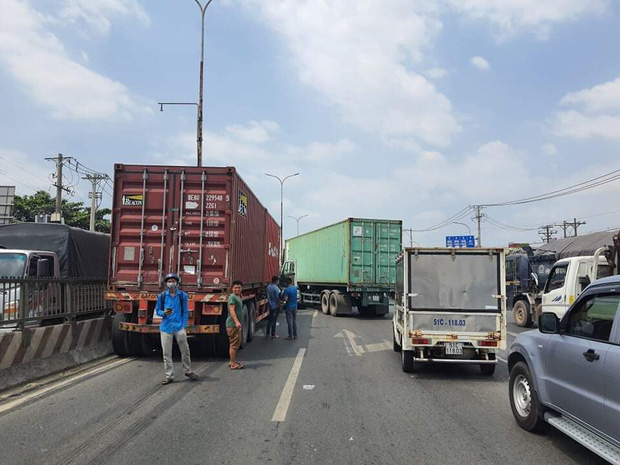 TP.HCM: Ô tô 7 chỗ bị ép bẹp dúm, mắc kẹt giữa 2 xe container khiến nhiều người rùng mình - 3 TP.HCM: Ô tô 7 chỗ bị ép bẹp dúm, mắc kẹt giữa 2 xe container khiến nhiều người rùng mình - 3