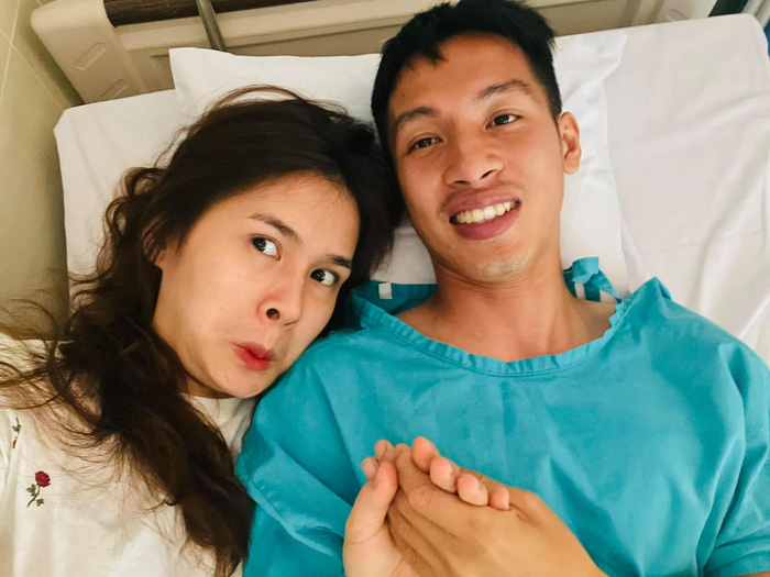 Hùng Dũng bơ phờ sau ca mổ, Mộc Trinh vẫn lầy lội chọc cười chồng bằng được Hùng Dũng bơ phờ sau ca mổ, Mộc Trinh vẫn lầy lội chọc cười chồng bằng được