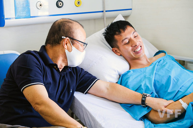 Khoảnh khắc xúc động: Hùng Dũng nắm chặt lấy tay thầy Park không muốn rời, hứa ra sân nếu ĐT Việt Nam đi tiếp ở vòng loại World Cup 2022 Khoảnh khắc xúc động: Hùng Dũng nắm chặt lấy tay thầy Park không muốn rời, hứa ra sân nếu ĐT Việt Nam đi tiếp ở vòng loại World Cup 2022