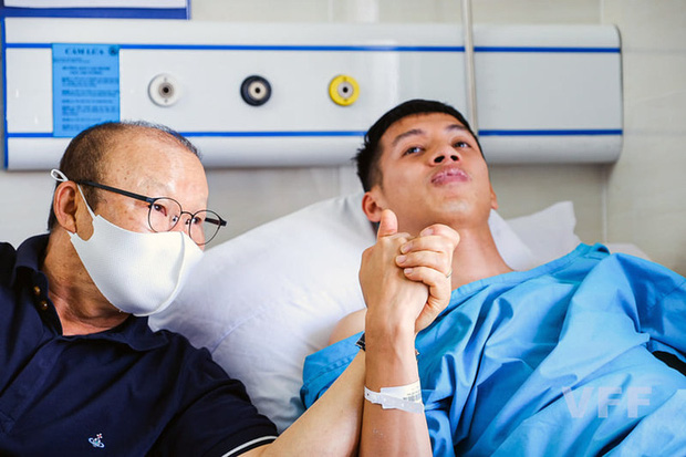 Khoảnh khắc xúc động: Hùng Dũng nắm chặt lấy tay thầy Park không muốn rời, hứa ra sân nếu ĐT Việt Nam đi tiếp ở vòng loại World Cup 2022 - 1 Khoảnh khắc xúc động: Hùng Dũng nắm chặt lấy tay thầy Park không muốn rời, hứa ra sân nếu ĐT Việt Nam đi tiếp ở vòng loại World Cup 2022 - 1
