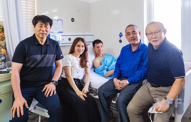 Khoảnh khắc xúc động: Hùng Dũng nắm chặt lấy tay thầy Park không muốn rời, hứa ra sân nếu ĐT Việt Nam đi tiếp ở vòng loại World Cup 2022 - 2 Khoảnh khắc xúc động: Hùng Dũng nắm chặt lấy tay thầy Park không muốn rời, hứa ra sân nếu ĐT Việt Nam đi tiếp ở vòng loại World Cup 2022 - 2