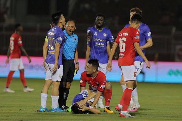 Trọng tài Vũ Nguyên Vũ: 'Tôi gai người khi nghe tiếng xương Hùng Dũng bị gãy' Trọng tài Vũ Nguyên Vũ: 'Tôi gai người khi nghe tiếng xương Hùng Dũng bị gãy'