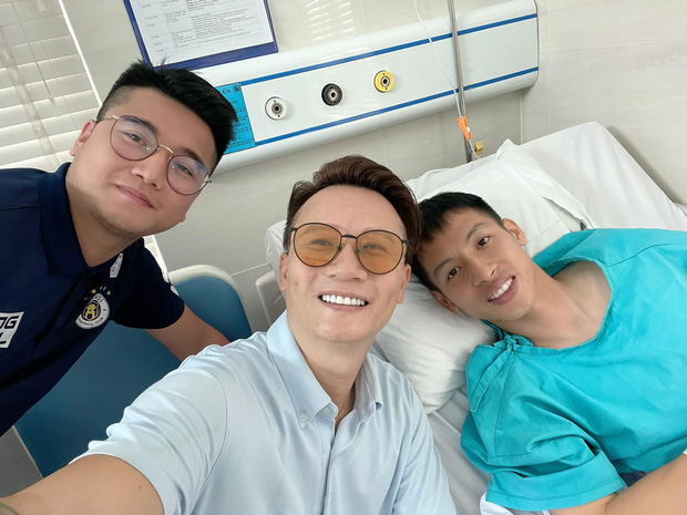Hoàng Bách vào viện thăm Hùng Dũng sau pha chấn thương kinh hoàng, thay nam cầu thủ gửi lời đặc biệt đến khán giả Hoàng Bách vào viện thăm Hùng Dũng sau pha chấn thương kinh hoàng, thay nam cầu thủ gửi lời đặc biệt đến khán giả