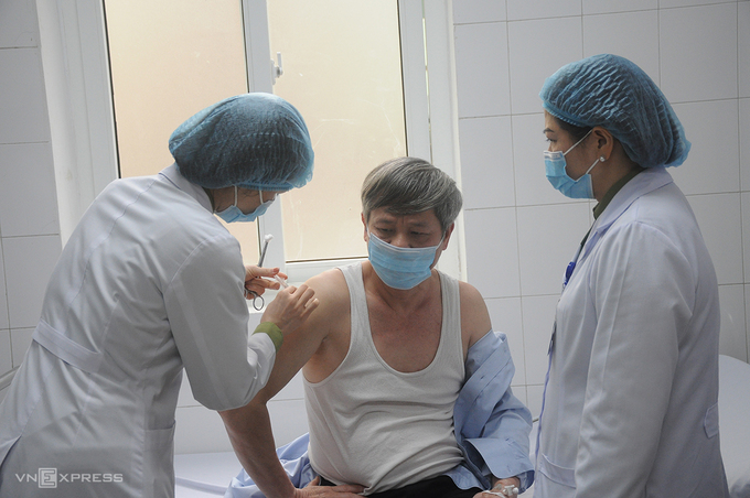 Phó thủ tướng Vũ Đức Đam tiêm thử vaccine Nano Covax - 1 Phó thủ tướng Vũ Đức Đam tiêm thử vaccine Nano Covax - 1
