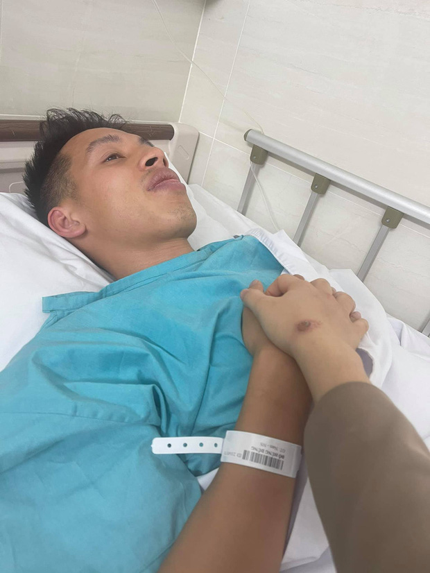 Hoàng Bách vào viện thăm Hùng Dũng sau pha chấn thương kinh hoàng, thay nam cầu thủ gửi lời đặc biệt đến khán giả - 2 Hoàng Bách vào viện thăm Hùng Dũng sau pha chấn thương kinh hoàng, thay nam cầu thủ gửi lời đặc biệt đến khán giả - 2