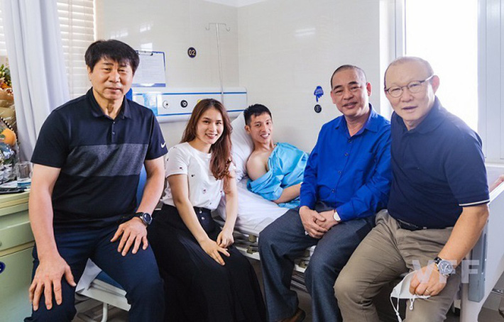 Đỗ Hùng Dũng lần đầu bước đi sau chấn thương kinh hoàng, mở ra triển vọng sớm bình phục - 1 Đỗ Hùng Dũng lần đầu bước đi sau chấn thương kinh hoàng, mở ra triển vọng sớm bình phục - 1