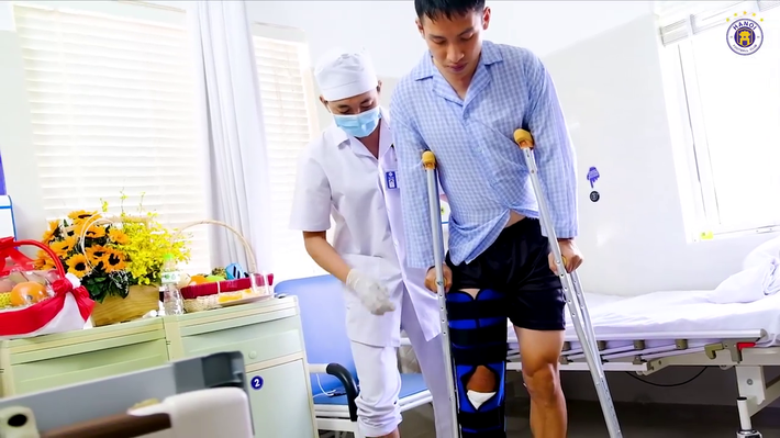 Đỗ Hùng Dũng lần đầu bước đi sau chấn thương kinh hoàng, mở ra triển vọng sớm bình phục Đỗ Hùng Dũng lần đầu bước đi sau chấn thương kinh hoàng, mở ra triển vọng sớm bình phục