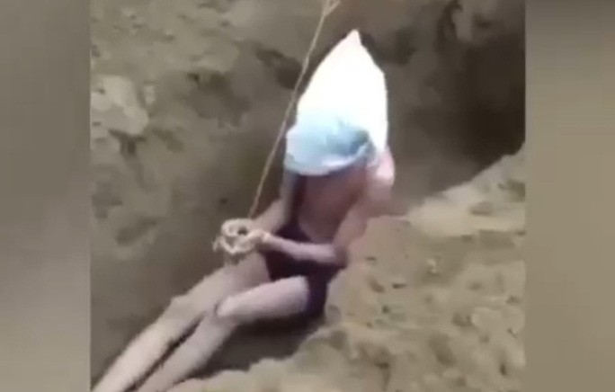 Clip nam thiếu niên bị 'chôn sống': Công an mời nạn nhân trong clip tới làm việc Clip nam thiếu niên bị 'chôn sống': Công an mời nạn nhân trong clip tới làm việc