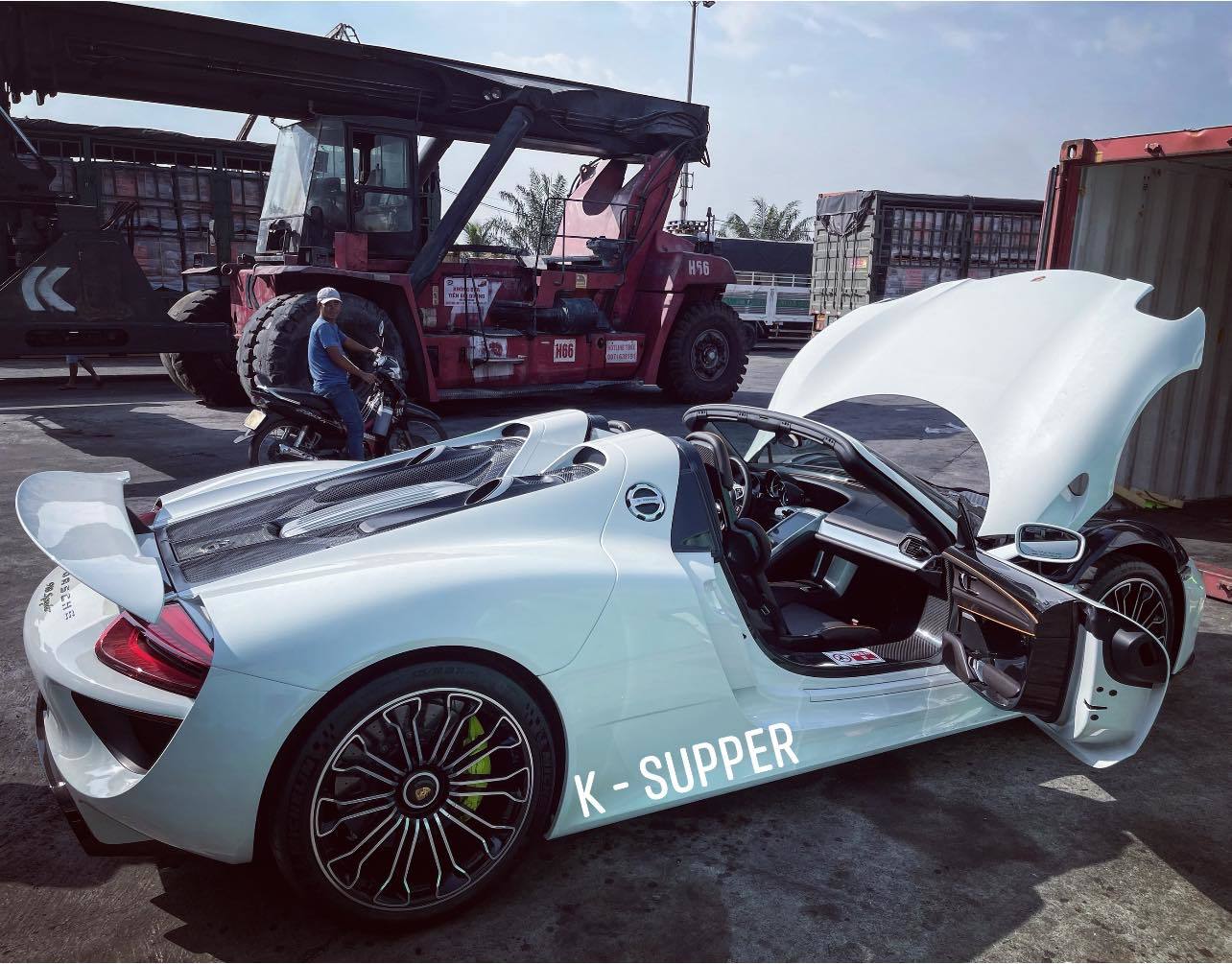 Porsche 918 Spyder siêu đắt lần đầu tiên cập bến Việt Nam - 2 Porsche 918 Spyder siêu đắt lần đầu tiên cập bến Việt Nam - 2