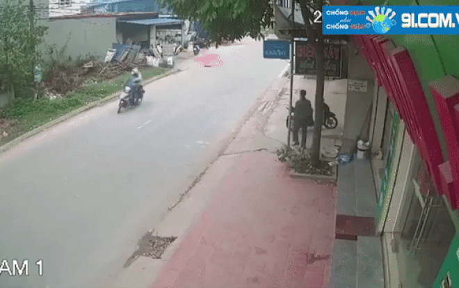 Clip: Gia đình 3 người ngã xuống đường vì vướng phải dây diều, vết thương trên cổ nạn nhân gây ám ảnh Clip: Gia đình 3 người ngã xuống đường vì vướng phải dây diều, vết thương trên cổ nạn nhân gây ám ảnh