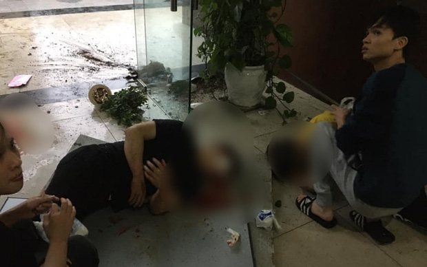 Nhân chứng kể lại giây phút đôi nam nữ rơi do trần chung cư thủng: 'Tôi nghe thấy có người kêu 'á', quay ra thấy 1 nam 1 nữ nằm bất tỉnh' Nhân chứng kể lại giây phút đôi nam nữ rơi do trần chung cư thủng: 'Tôi nghe thấy có người kêu 'á', quay ra thấy 1 nam 1 nữ nằm bất tỉnh'