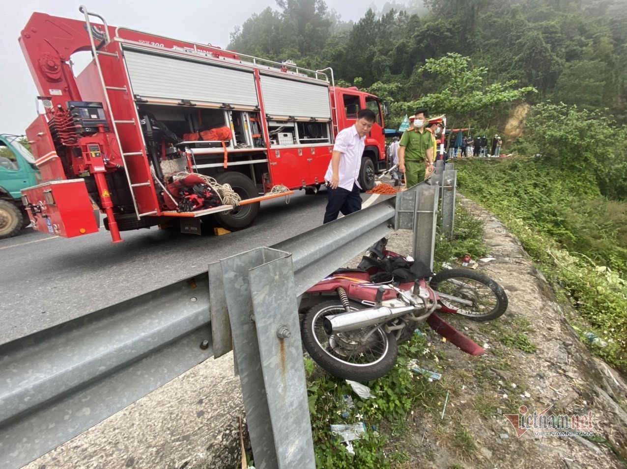 Tông xe vào taluy đèo Hải Vân, thanh niên rơi xuống vực sâu Tông xe vào taluy đèo Hải Vân, thanh niên rơi xuống vực sâu