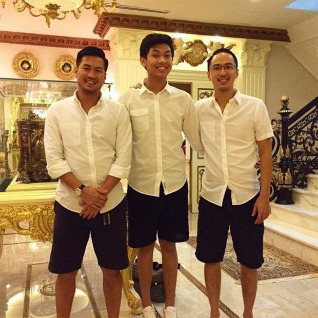 Tỷ phú Johnathan Hạnh Nguyễn chụp hình cùng 3 người con trai: Đỉnh cao giàu sang và quyền lực - 2 Tỷ phú Johnathan Hạnh Nguyễn chụp hình cùng 3 người con trai: Đỉnh cao giàu sang và quyền lực - 2