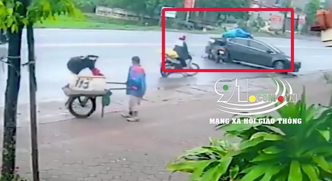 Khoảnh khắc nam thanh niên đi xe máy tông thẳng vào ô tô đang lùi, người bị hất văng lên nóc xe Khoảnh khắc nam thanh niên đi xe máy tông thẳng vào ô tô đang lùi, người bị hất văng lên nóc xe