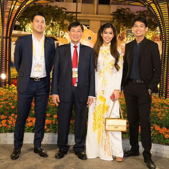 Tỷ phú Johnathan Hạnh Nguyễn chụp hình cùng 3 người con trai: Đỉnh cao giàu sang và quyền lực - 6 Tỷ phú Johnathan Hạnh Nguyễn chụp hình cùng 3 người con trai: Đỉnh cao giàu sang và quyền lực - 6