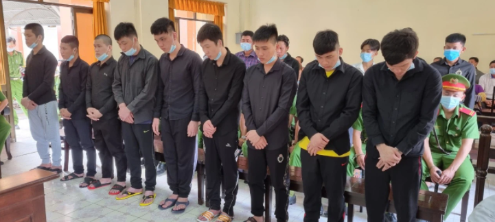 Vì 1 nữ tiếp viên karaoke, 16 thanh niên lãnh gần 100 năm tù Vì 1 nữ tiếp viên karaoke, 16 thanh niên lãnh gần 100 năm tù