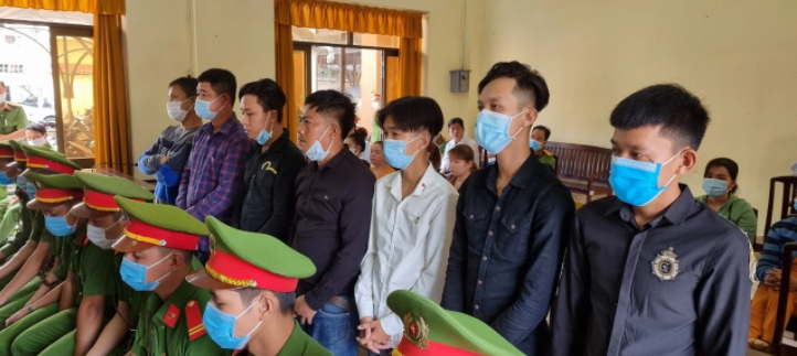Vì 1 nữ tiếp viên karaoke, 16 thanh niên lãnh gần 100 năm tù - 1 Vì 1 nữ tiếp viên karaoke, 16 thanh niên lãnh gần 100 năm tù - 1