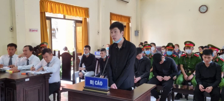 Vì 1 nữ tiếp viên karaoke, 16 thanh niên lãnh gần 100 năm tù - 2 Vì 1 nữ tiếp viên karaoke, 16 thanh niên lãnh gần 100 năm tù - 2