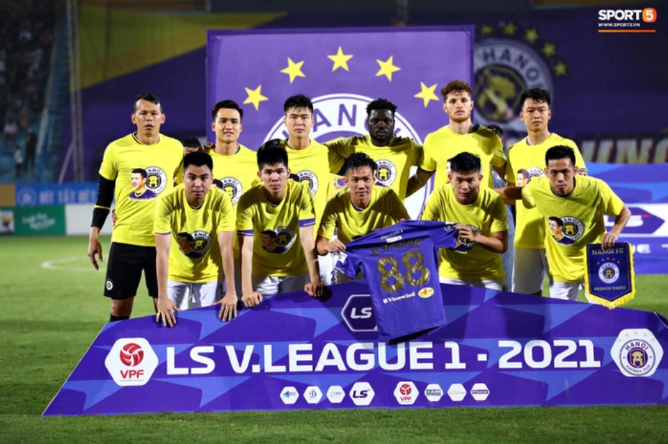 CLB Hà Nội có hành động đẹp với Hùng Dũng, khích lệ tinh thần trước trận đấu với Hồng Lĩnh Hà Tĩnh CLB Hà Nội có hành động đẹp với Hùng Dũng, khích lệ tinh thần trước trận đấu với Hồng Lĩnh Hà Tĩnh