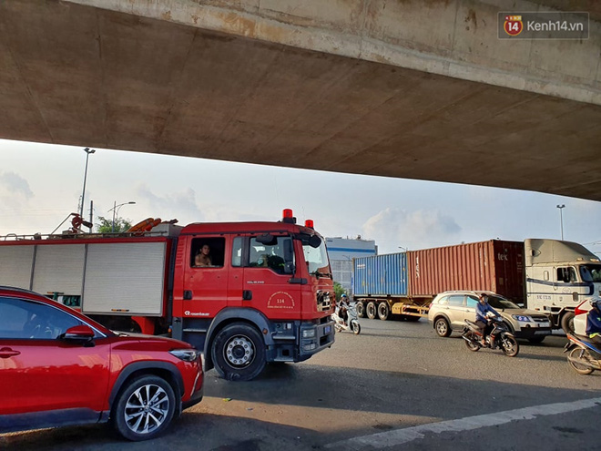 Cháy nhà ở Sài Gòn khiến 6 người trong gia đình tử vong, người thân khóc ngất tại hiện trường - 9 Cháy nhà ở Sài Gòn khiến 6 người trong gia đình tử vong, người thân khóc ngất tại hiện trường - 9