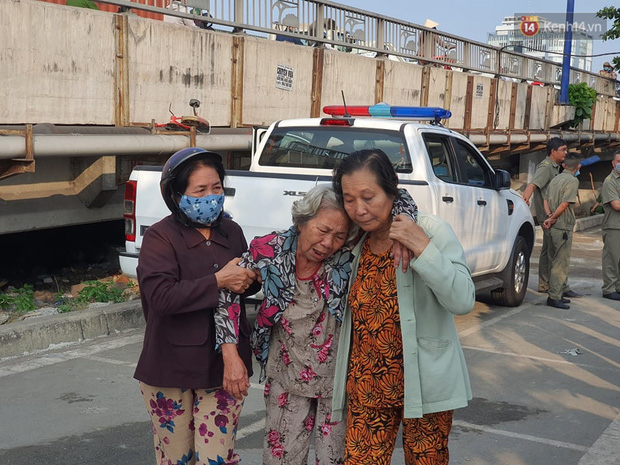 Cháy nhà ở Sài Gòn khiến 6 người trong gia đình tử vong, người thân khóc ngất tại hiện trường - 15 Cháy nhà ở Sài Gòn khiến 6 người trong gia đình tử vong, người thân khóc ngất tại hiện trường - 15