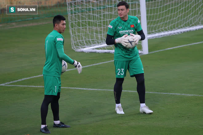 Thủ môn quan trọng của thầy Park đau đớn nằm sân sau cú 'phi thân' từ tiền đạo nhập tịch - 3 Thủ môn quan trọng của thầy Park đau đớn nằm sân sau cú 'phi thân' từ tiền đạo nhập tịch - 3