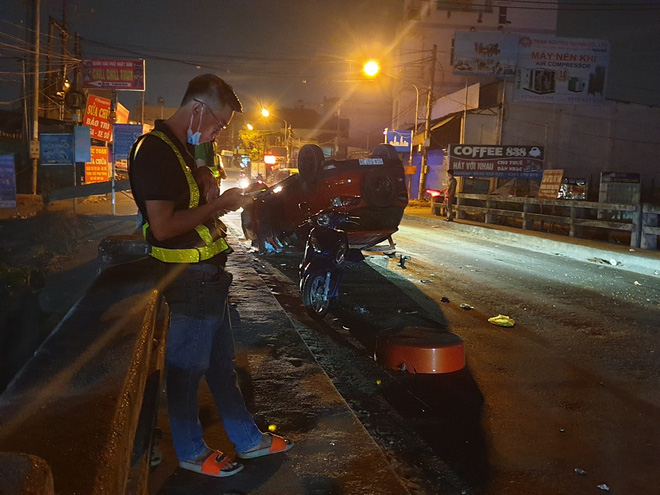 Tai nạn hy hữu: Ô tô 4 chỗ văng trúng xe máy rồi lật chỏng vó trên đường Tai nạn hy hữu: Ô tô 4 chỗ văng trúng xe máy rồi lật chỏng vó trên đường