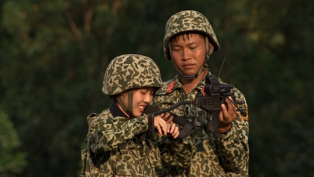 Mũi trưởng Long vừa post ảnh, Hậu Hoàng đã có ngay hành động 'khẳng định chủ quyền' chắc nịch - 3 Mũi trưởng Long vừa post ảnh, Hậu Hoàng đã có ngay hành động 'khẳng định chủ quyền' chắc nịch - 3
