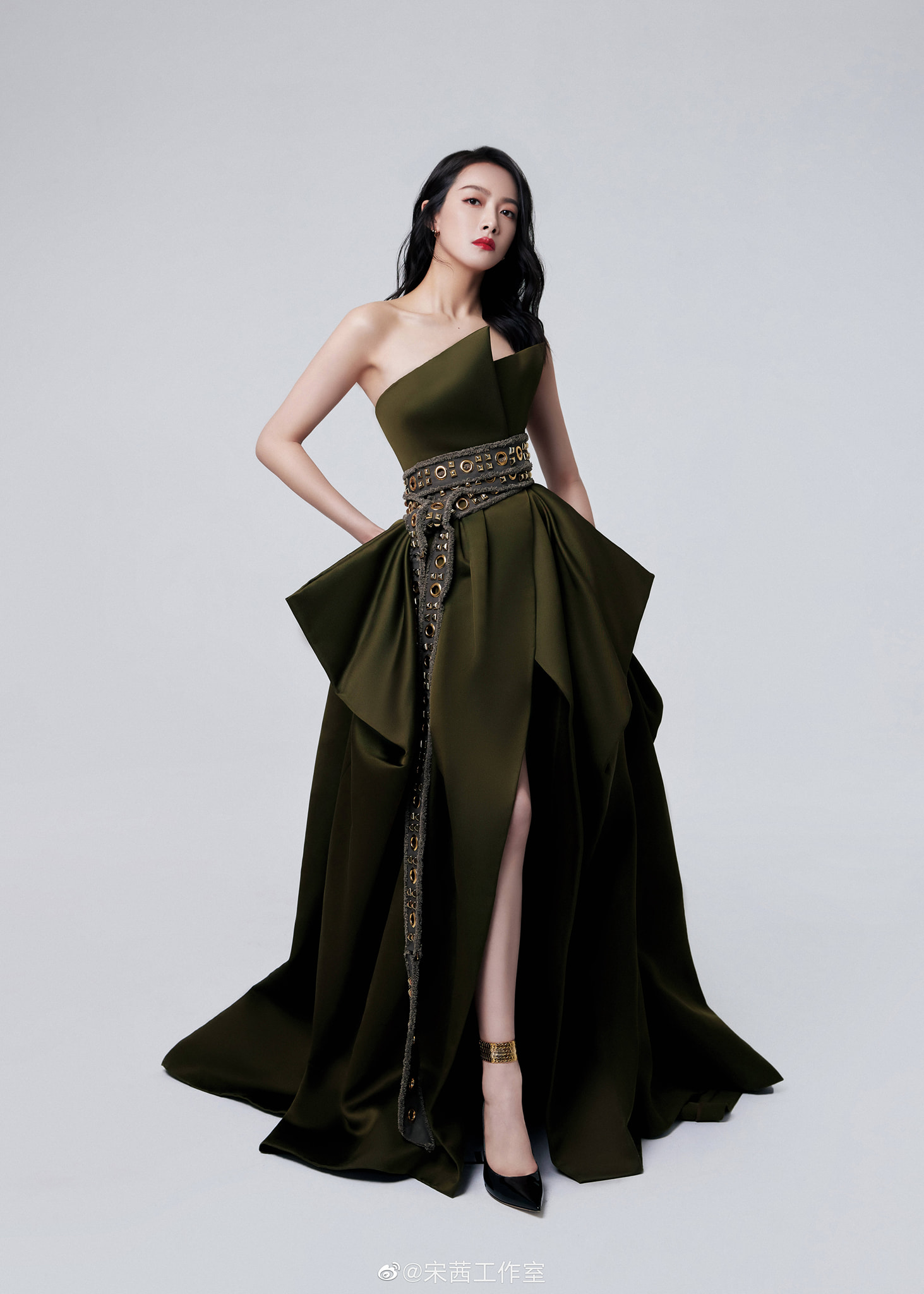 Đọ sắc cùng dàn mỹ nhân trên thảm đỏ, Tống Thiên bị chê chọn váy lộ khuyết điểm - 1 Đọ sắc cùng dàn mỹ nhân trên thảm đỏ, Tống Thiên bị chê chọn váy lộ khuyết điểm - 1