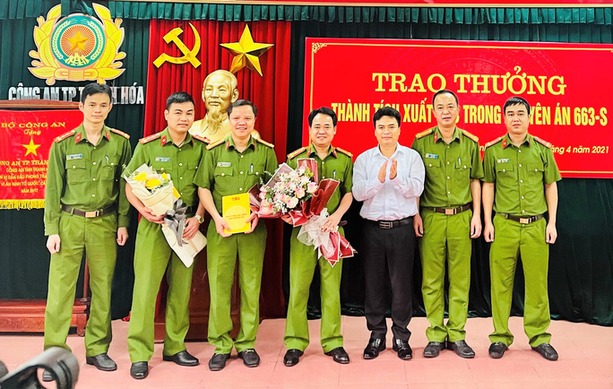 Đi xe máy bịt mặt, mang theo 2 khẩu súng nổ nhiều phát đạn vào nhà dân Đi xe máy bịt mặt, mang theo 2 khẩu súng nổ nhiều phát đạn vào nhà dân