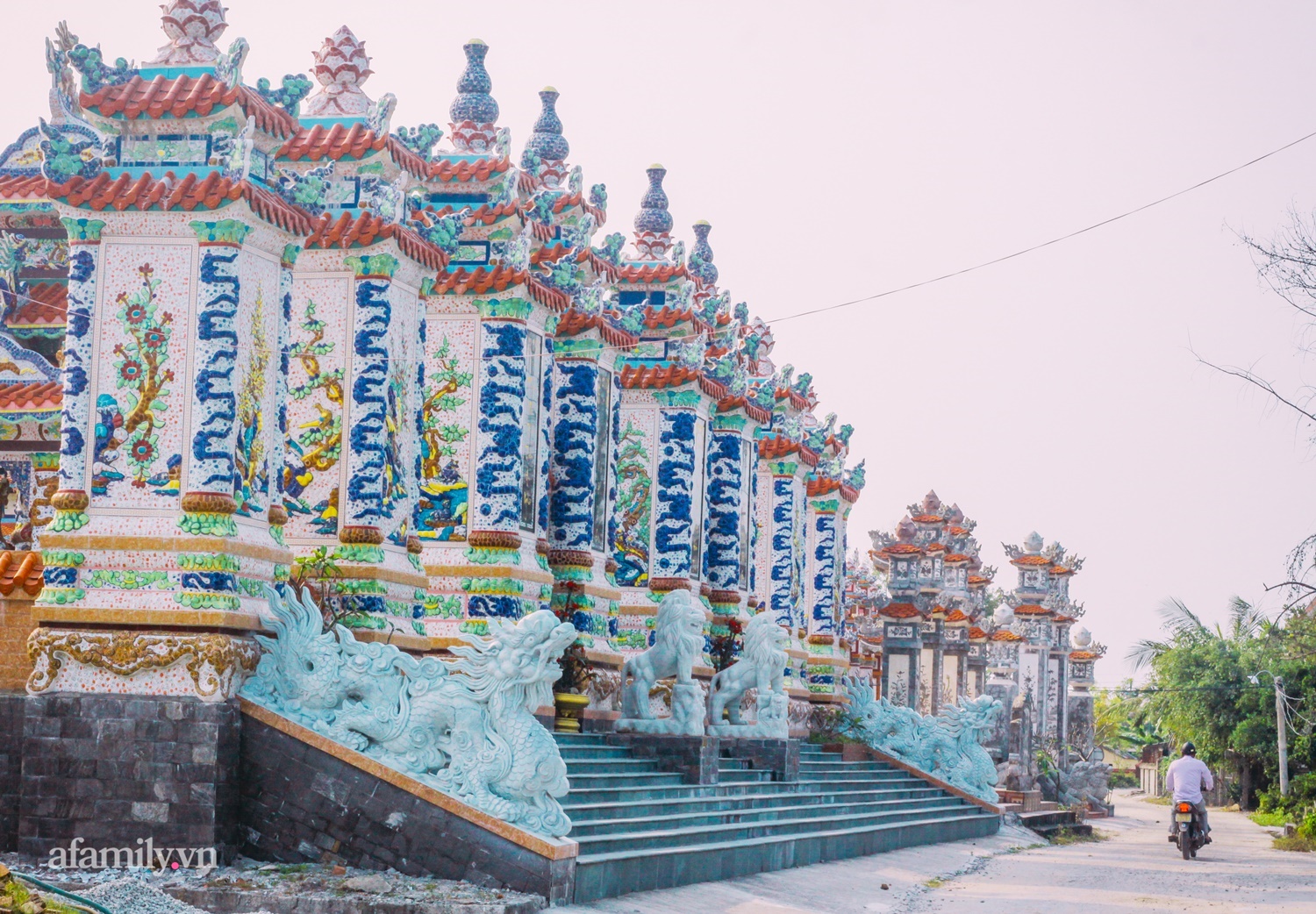 Chuyện về 'thành phố ma' xa hoa kỳ bí ở Huế được bàn luận trên báo Anh, nơi lăng mộ tiền tỷ chờ người đang sống, đến người chết cũng có thể giúp hái ra tiền - 1 Chuyện về 'thành phố ma' xa hoa kỳ bí ở Huế được bàn luận trên báo Anh, nơi lăng mộ tiền tỷ chờ người đang sống, đến người chết cũng có thể giúp hái ra tiền - 1