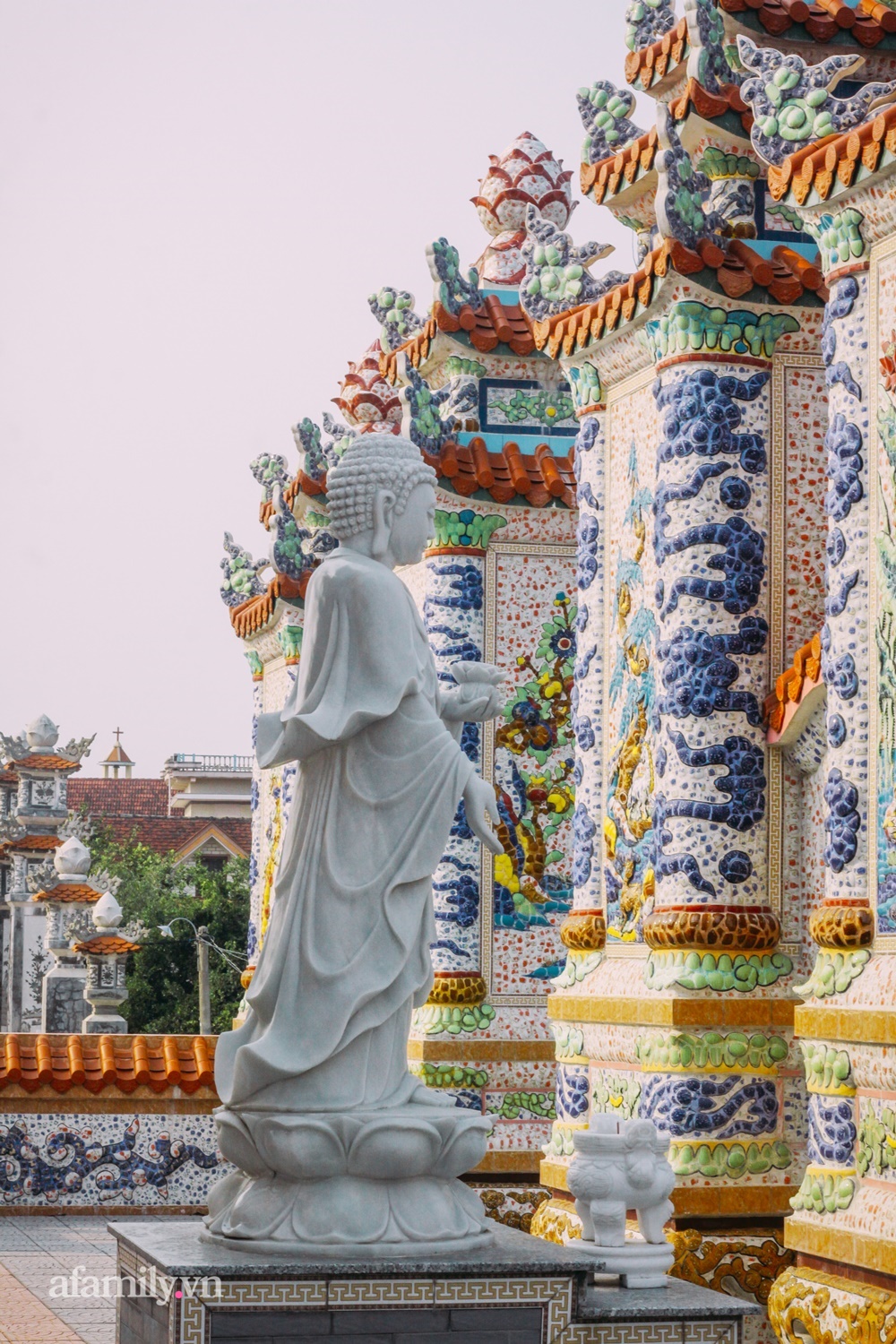 Chuyện về 'thành phố ma' xa hoa kỳ bí ở Huế được bàn luận trên báo Anh, nơi lăng mộ tiền tỷ chờ người đang sống, đến người chết cũng có thể giúp hái ra tiền - 11 Chuyện về 'thành phố ma' xa hoa kỳ bí ở Huế được bàn luận trên báo Anh, nơi lăng mộ tiền tỷ chờ người đang sống, đến người chết cũng có thể giúp hái ra tiền - 11