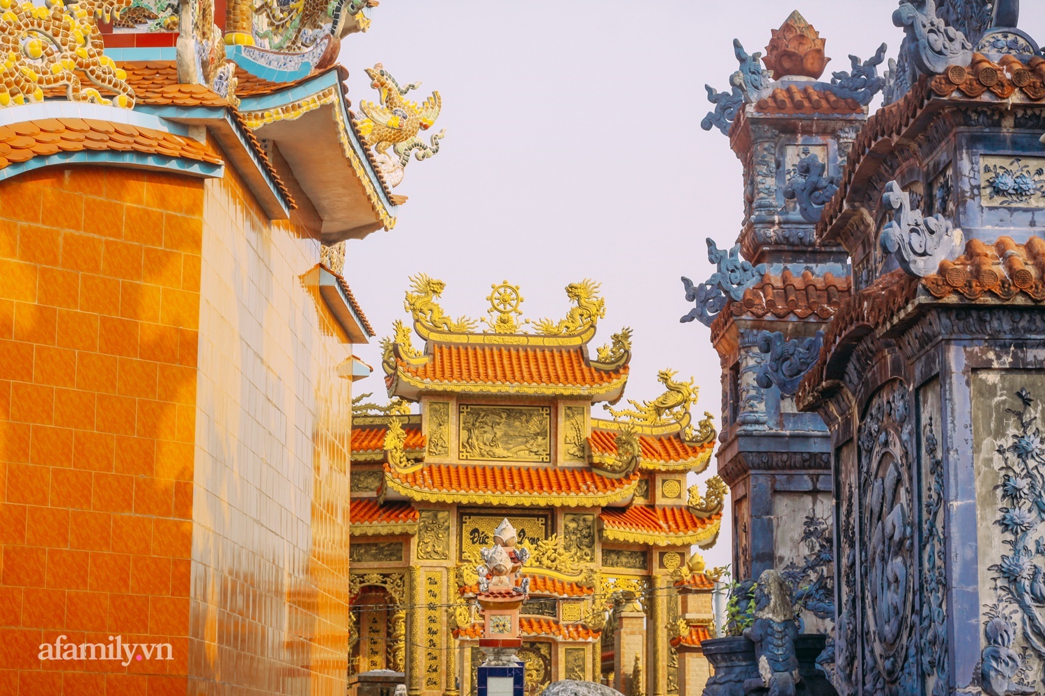 Chuyện về 'thành phố ma' xa hoa kỳ bí ở Huế được bàn luận trên báo Anh, nơi lăng mộ tiền tỷ chờ người đang sống, đến người chết cũng có thể giúp hái ra tiền - 8 Chuyện về 'thành phố ma' xa hoa kỳ bí ở Huế được bàn luận trên báo Anh, nơi lăng mộ tiền tỷ chờ người đang sống, đến người chết cũng có thể giúp hái ra tiền - 8
