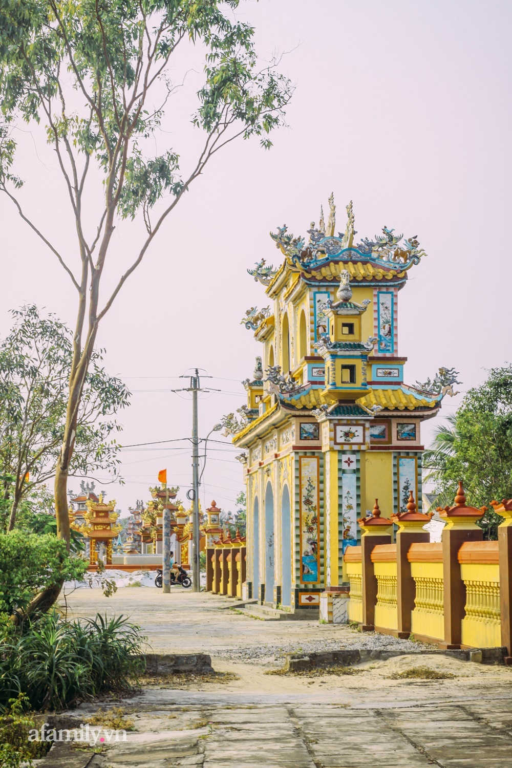 Chuyện về 'thành phố ma' xa hoa kỳ bí ở Huế được bàn luận trên báo Anh, nơi lăng mộ tiền tỷ chờ người đang sống, đến người chết cũng có thể giúp hái ra tiền - 2 Chuyện về 'thành phố ma' xa hoa kỳ bí ở Huế được bàn luận trên báo Anh, nơi lăng mộ tiền tỷ chờ người đang sống, đến người chết cũng có thể giúp hái ra tiền - 2