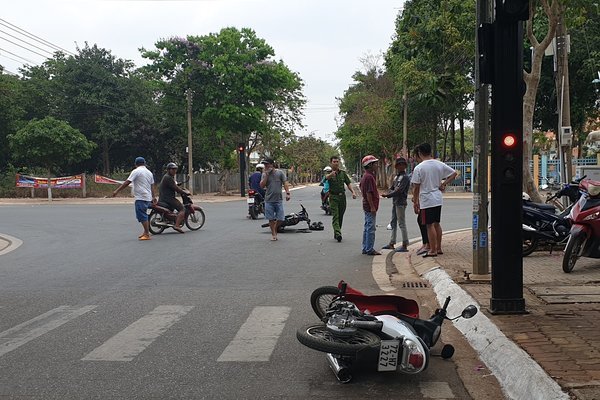 Người phụ nữ 49 tuổi quật ngã 2 tên cướp giật dây chuyền - 2 Người phụ nữ 49 tuổi quật ngã 2 tên cướp giật dây chuyền - 2