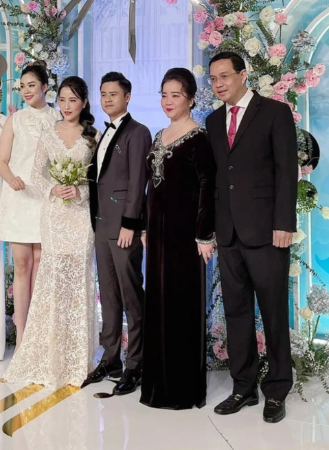 Mẹ vợ thiếu gia Phan Thành: Người phụ nữ quyền lực của ngôi trường dành cho hội con nhà giàu và ngôi sao Mẹ vợ thiếu gia Phan Thành: Người phụ nữ quyền lực của ngôi trường dành cho hội con nhà giàu và ngôi sao