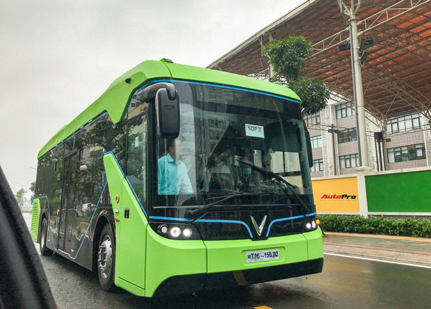 VinBus đầu tiên lăn bánh tại Hà Nội: Êm, không khí thải, bãi đỗ có pin mặt trời, có khu rửa xe riêng 'xịn sò' VinBus đầu tiên lăn bánh tại Hà Nội: Êm, không khí thải, bãi đỗ có pin mặt trời, có khu rửa xe riêng 'xịn sò'
