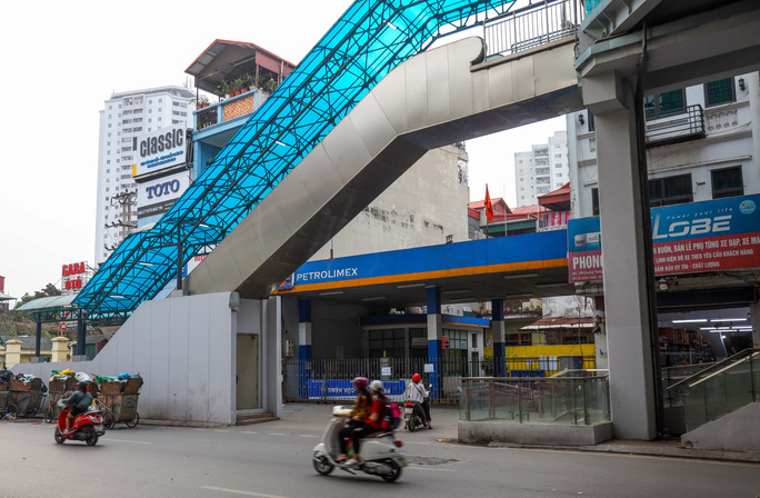Cận cảnh cây xăng phải đóng cửa vì nguy cơ mất an toàn đường sắt Cát Linh-Hà Đông - 9 Cận cảnh cây xăng phải đóng cửa vì nguy cơ mất an toàn đường sắt Cát Linh-Hà Đông - 9