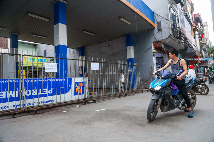 Cận cảnh cây xăng phải đóng cửa vì nguy cơ mất an toàn đường sắt Cát Linh-Hà Đông - 12 Cận cảnh cây xăng phải đóng cửa vì nguy cơ mất an toàn đường sắt Cát Linh-Hà Đông - 12