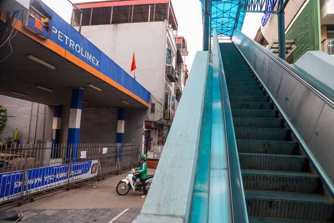 Cận cảnh cây xăng phải đóng cửa vì nguy cơ mất an toàn đường sắt Cát Linh-Hà Đông - 3 Cận cảnh cây xăng phải đóng cửa vì nguy cơ mất an toàn đường sắt Cát Linh-Hà Đông - 3