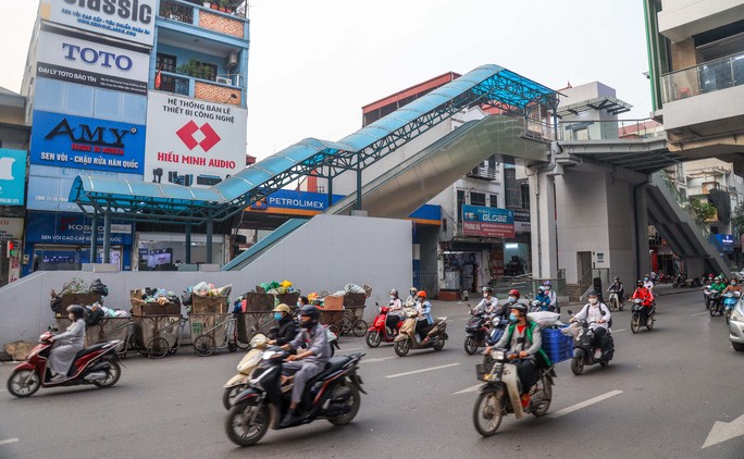 Cận cảnh cây xăng phải đóng cửa vì nguy cơ mất an toàn đường sắt Cát Linh-Hà Đông - 4 Cận cảnh cây xăng phải đóng cửa vì nguy cơ mất an toàn đường sắt Cát Linh-Hà Đông - 4