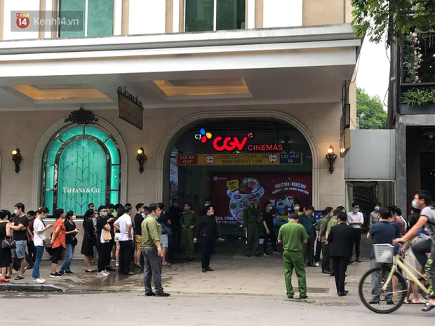 NÓNG: Cháy ô tô dưới tầng hầm Tràng Tiền Plaza, nhiều người dân hoảng hốt - 1 NÓNG: Cháy ô tô dưới tầng hầm Tràng Tiền Plaza, nhiều người dân hoảng hốt - 1