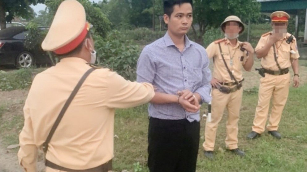 Giấu ma túy ở chỗ 'hiểm', người đàn ông vẫn bị bắt giữ Giấu ma túy ở chỗ 'hiểm', người đàn ông vẫn bị bắt giữ