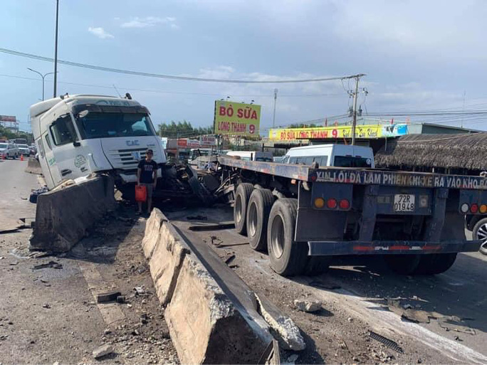 2 cuộn thép trên xe container rơi tự do xuống đường gây tai nạn liên hoàn, kẹt xe nhiều giờ 2 cuộn thép trên xe container rơi tự do xuống đường gây tai nạn liên hoàn, kẹt xe nhiều giờ