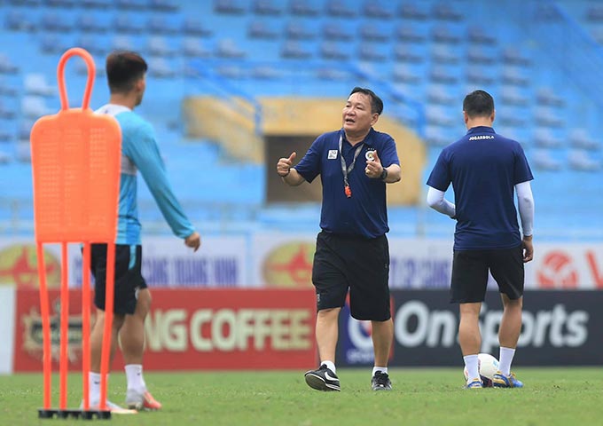 HLV Hoàng Văn Phúc: 'Tôi bất ngờ khi được giao nhiệm vụ dẫn dắt Hà Nội' HLV Hoàng Văn Phúc: 'Tôi bất ngờ khi được giao nhiệm vụ dẫn dắt Hà Nội'