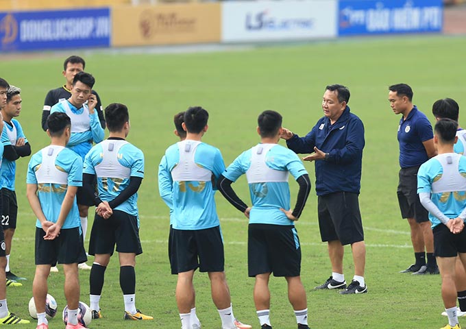 HLV Hoàng Văn Phúc: 'Tôi bất ngờ khi được giao nhiệm vụ dẫn dắt Hà Nội' - 1 HLV Hoàng Văn Phúc: 'Tôi bất ngờ khi được giao nhiệm vụ dẫn dắt Hà Nội' - 1